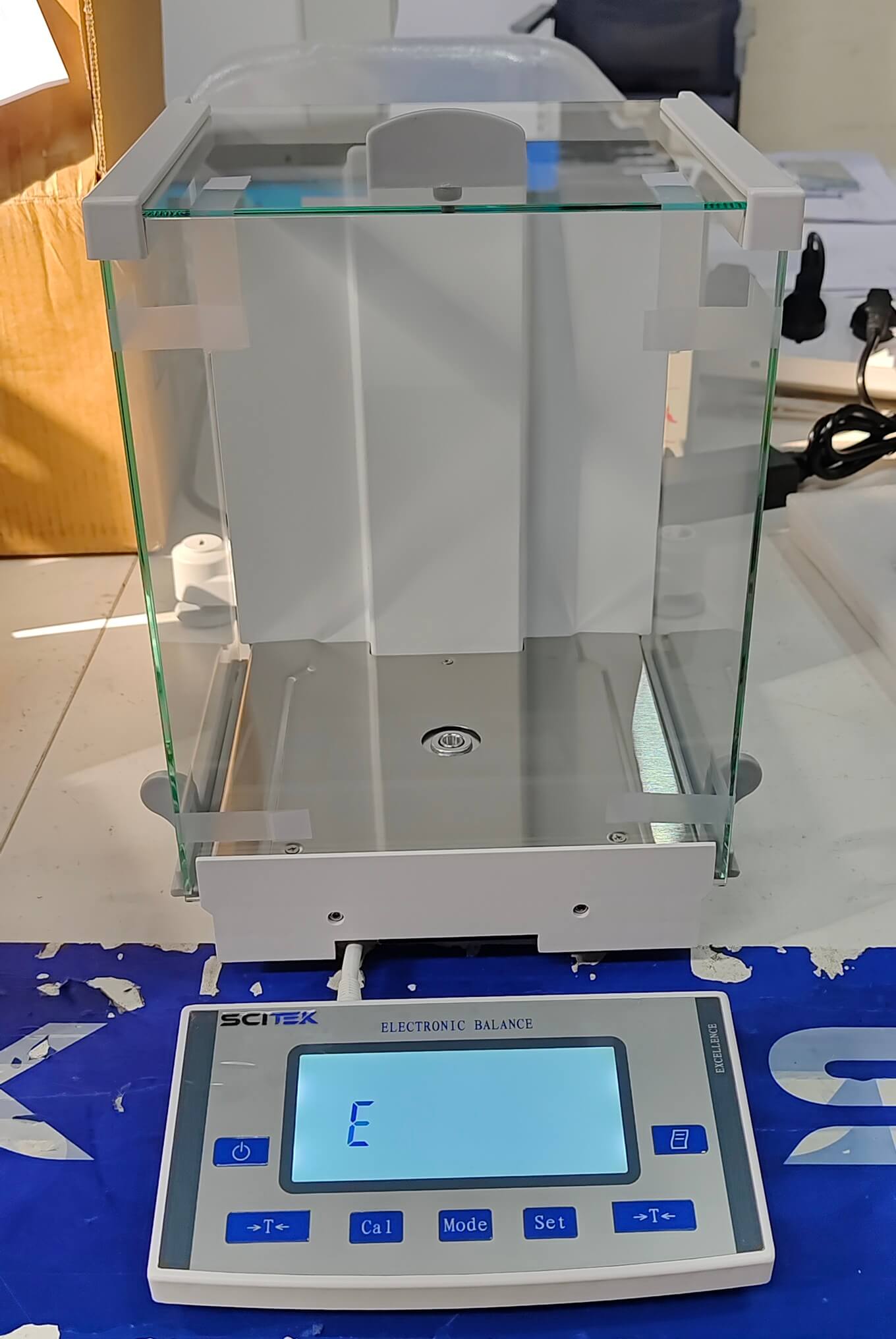Semi-micro Analytical Balance