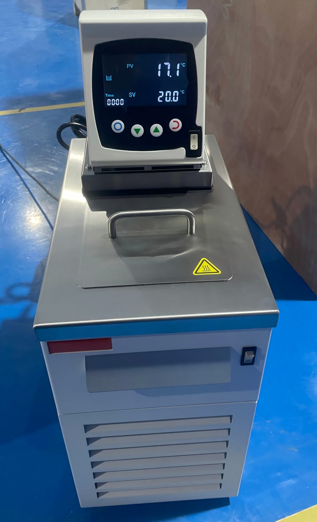 Refrigerated And Heating Circulator (1) Refrigerated And Heating Circulator (1)