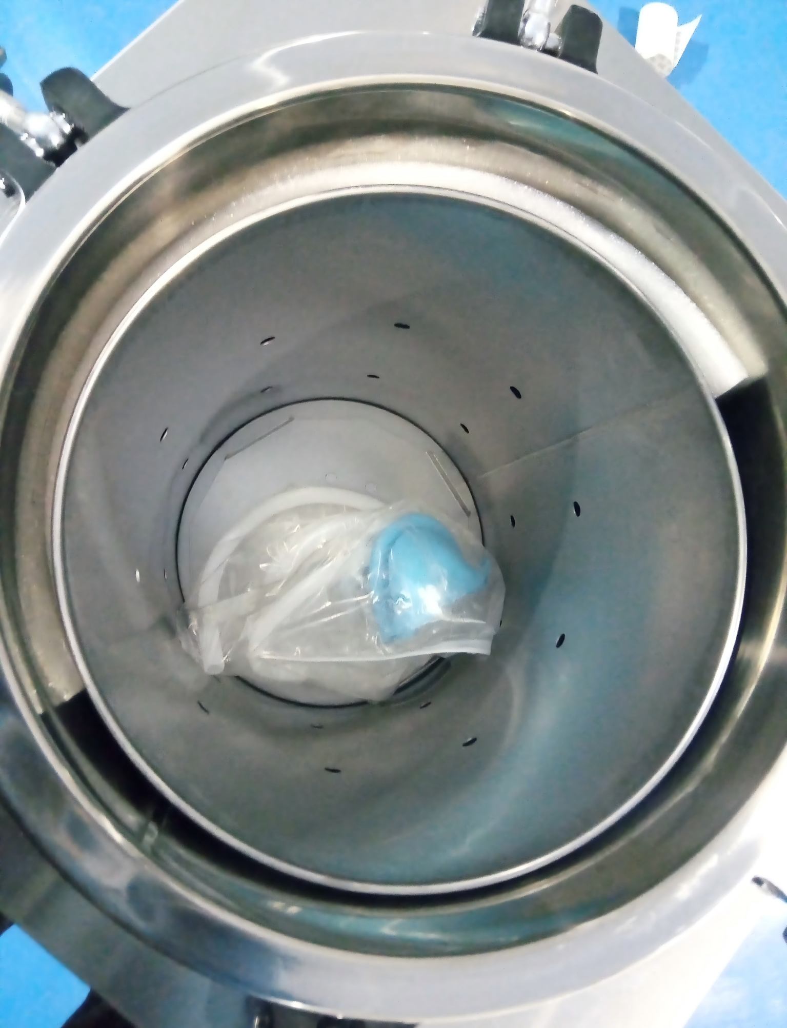 Vertical Pressure Steam Sterillzer (4) Vertical Pressure Steam Sterillzer (4)