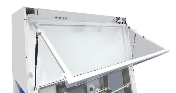 Front Window can be fully opened with Max 45&deg;
