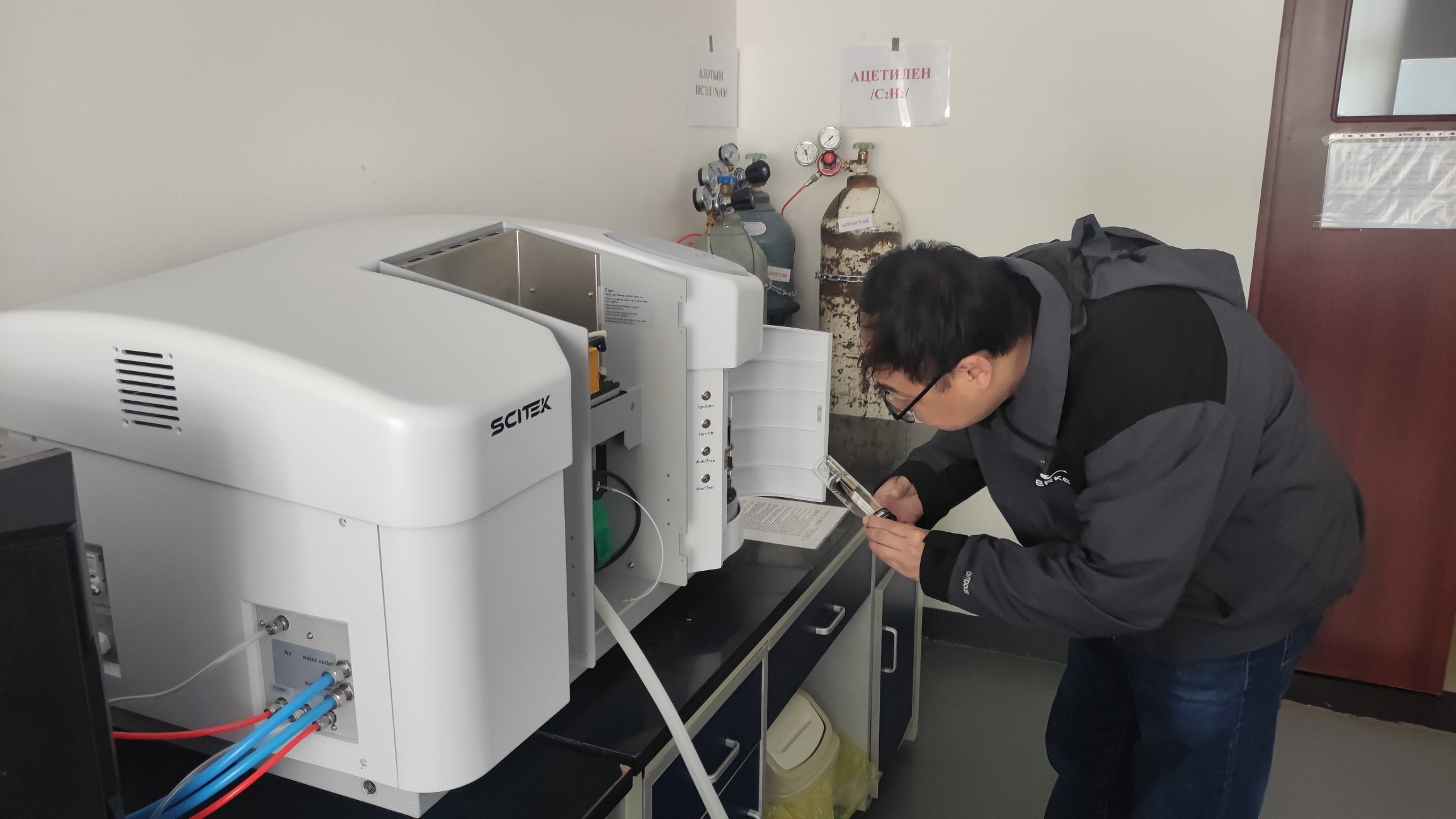 Atomic Absorption Spectrophotometer(2).jpg